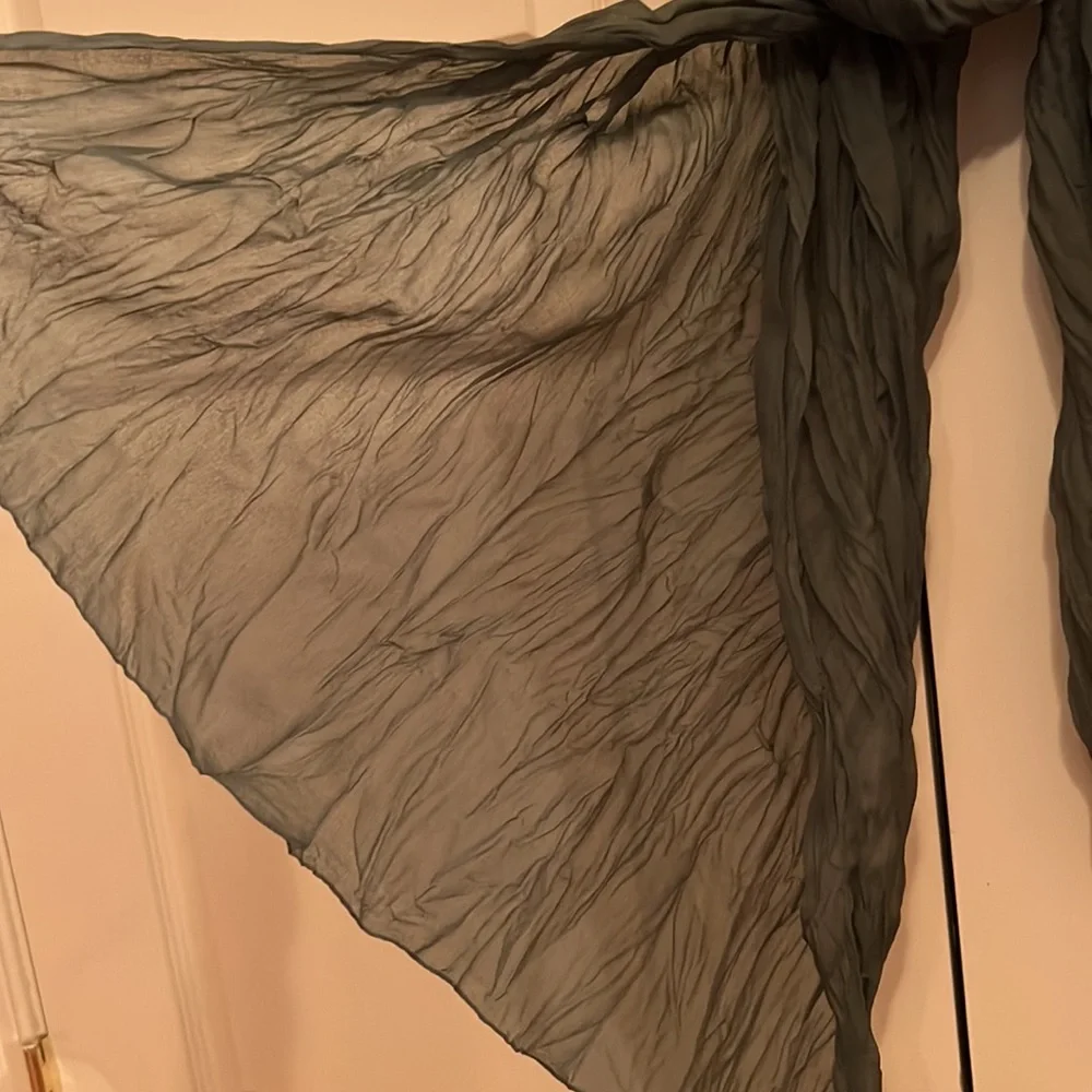GAP olive green crinkle scarf - Picture 5 of 7